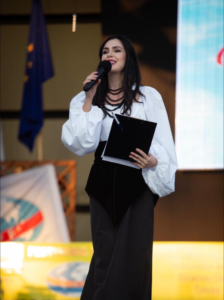 prezentatoare Stefania Mihailescu pe scena la Festivalul de folclor de la Tulcea